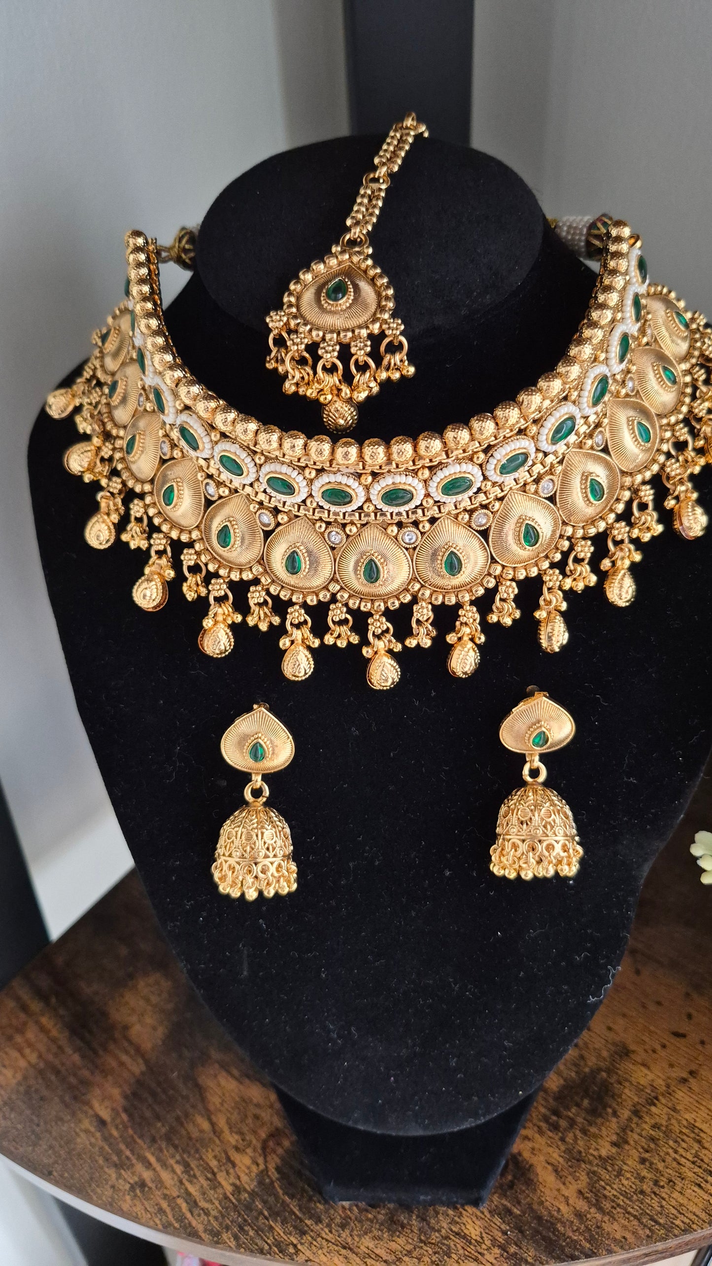 Anshula Choker Set
