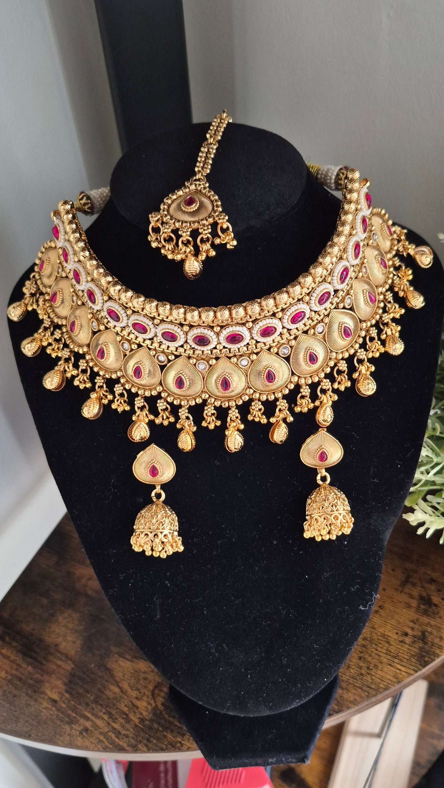 Anshula Choker Set