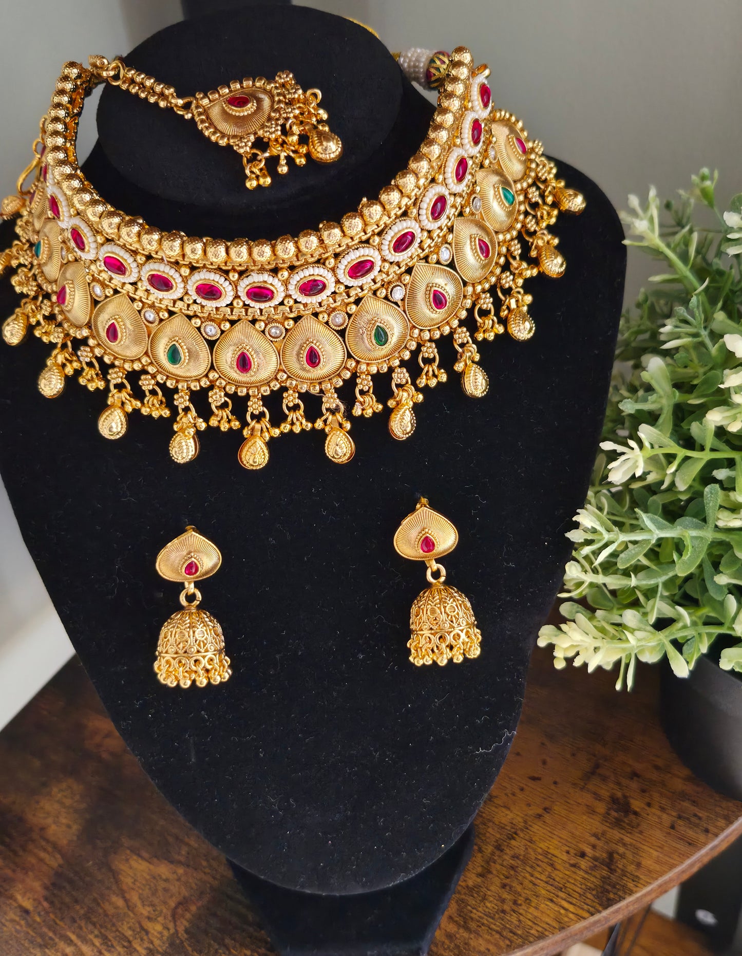 Anshula Choker Set